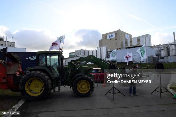 Farmers demonstrate on January 19, 2018 close to the Celia dairy company's infant milk factory, a subsidiary of French dairy giant Lactalis, in...