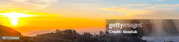 panoramic view of los angeles skyline at dawn - observatório do parque griffith imagens e fotografias de stock