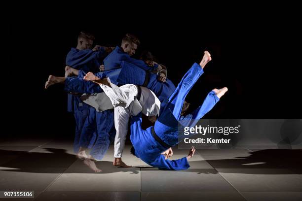 judo-training-serie - mehrfachbelichtung bewegung stock-fotos und bilder