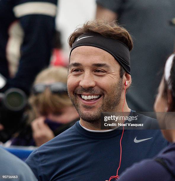 Jeremy Piven attends the 23rd Annual Nautica Malibu Triathalon at Zuma Beach on September 13, 2009 in Malibu, California.