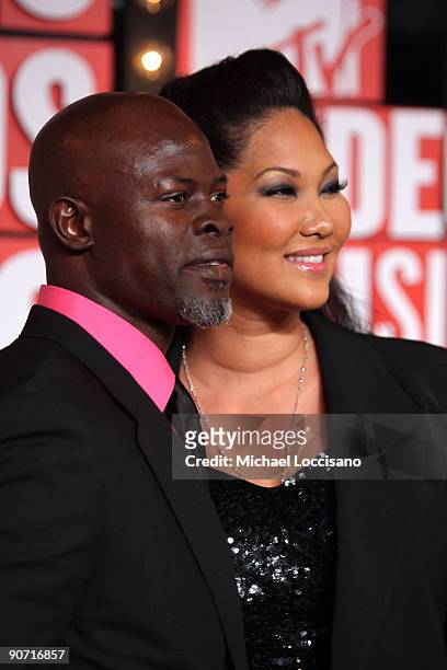 Actor Djimon Hounsou and Kimora Lee Simmons arrive at the 2009 MTV Video Music Awards at Radio City Music Hall on September 13, 2009 in New York City.