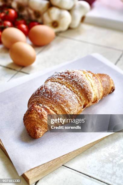 versgebakken croissant - croissant white background stockfoto's en -beelden
