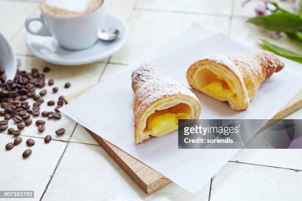croissant met crème vulling - croissant white background stockfoto's en -beelden