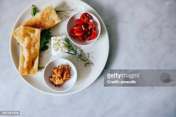 petit déjeuner méditerranéen - fougasse photos et images de collection