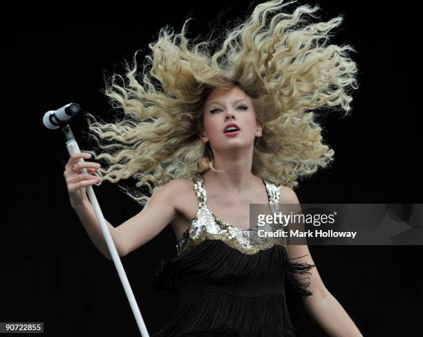 Taylor Swift performs on stage on the first day of V Festival at Hylands Park on August 22, 2009 in Chelmsford, England.