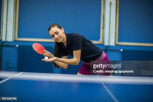 mooie jonge vrouw, spelen tafeltennis - women's table tennis stockfoto's en -beelden