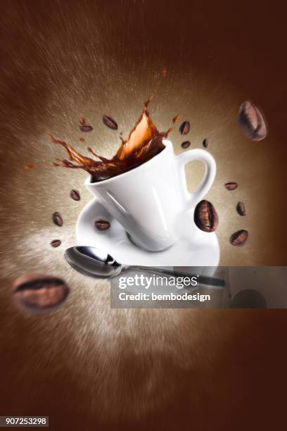 explosie van koffie met een kopje en bonen - coffee splash stockfoto's en -beelden