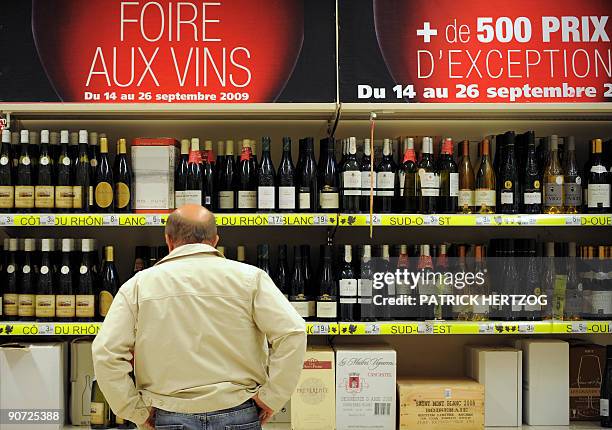Un client regarde les rayons de la foire aux vins organisée par une grande surface en banlieue de Strasbourg, le 14 Septembre 2009. Lancées il y a 30...
