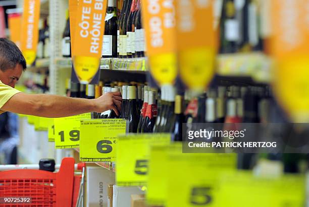 Un client regarde les rayons de la foire aux vins organisée par une grande surface en banlieue de Strasbourg, le 14 Septembre 2009. Lancées il y a 30...