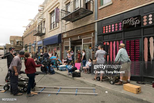 Pop Up" - When Esther and Benji stand in line for a Kylie Cosmetics pop-up store, Esther tries to avoid the distractions of rabid teenage girls and...