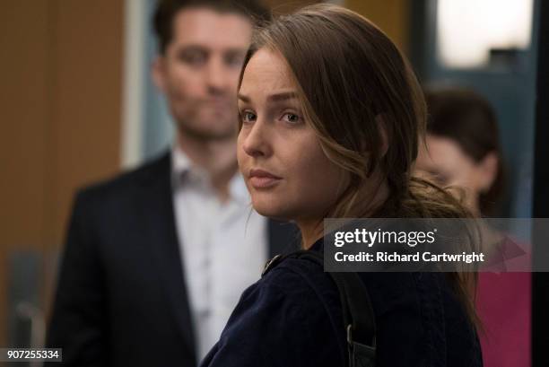 Jo finally faces her estranged, abusive husband Paul Stadler, while Grey Sloan continues to work with the FBI after a hacker has compromised the...