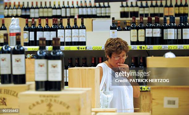 Une cliente regarde les rayons de la foire aux vins organisée par une grande surface en banlieue de Strasbourg, le 14 Septembre 2009. Lancées il y a...