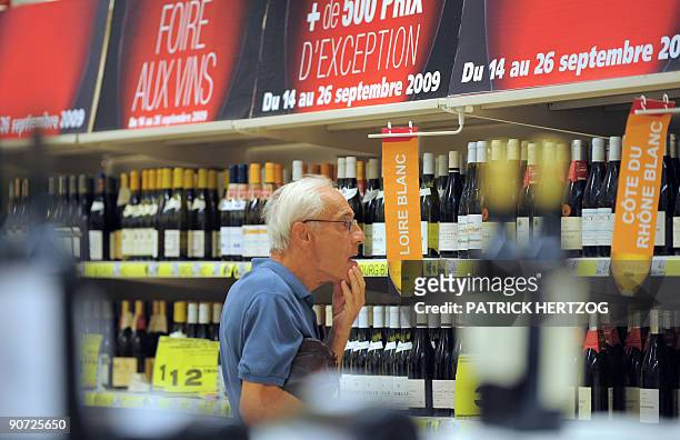 Une cliente regarde les rayons de la foire aux vins organisée par une grande surface en banlieue de Strasbourg, le 14 Septembre 2009. Lancées il y a...