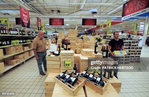 Des clients regardent les rayons de la foire aux vins organisée par une grande surface en banlieue de Strasbourg, le 14 Septembre 2009. Lancées il y...