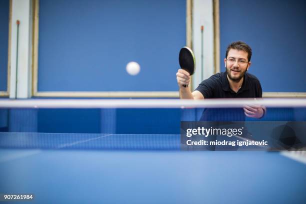 tischtennis-spieler spielen im innenbereich - mens singles table tennis stock-fotos und bilder