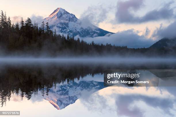 mt. hood reflections durring sunrise - oregon imagens e fotografias de stock