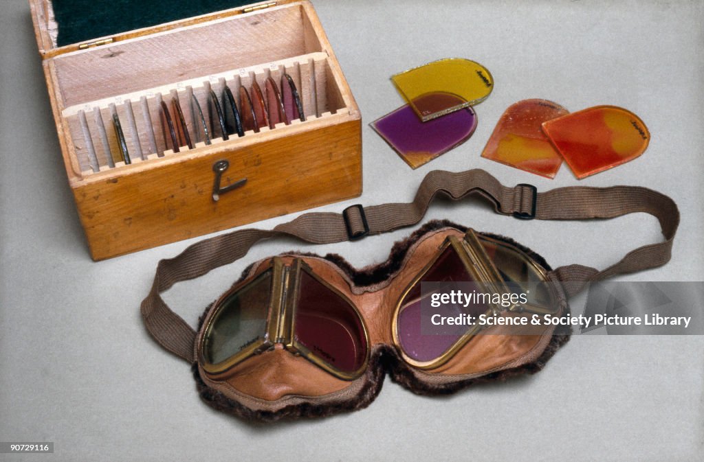 Goggles with coloured glass, in wooden case