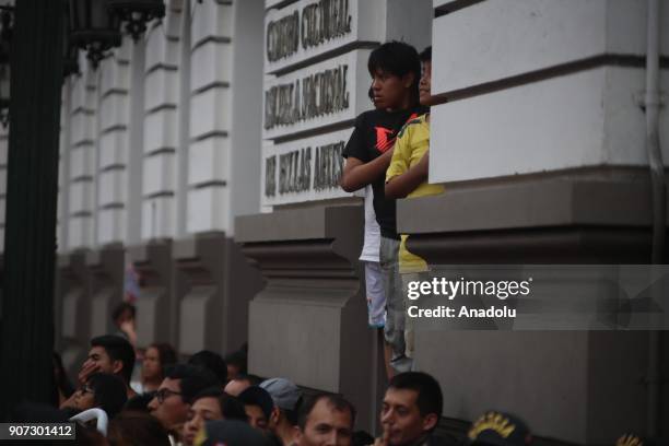 People gather as Pope Francis leaves the Government Palace after his meeting with Peruvian President, Pedro Pablo Kuczynski in Peru, Lima on January...