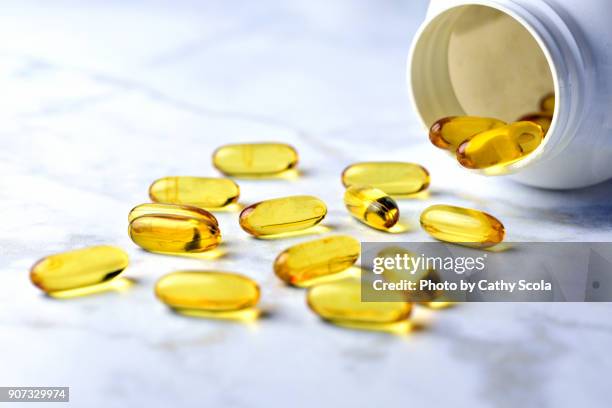 fish oil pills - vitamine d stockfoto's en -beelden