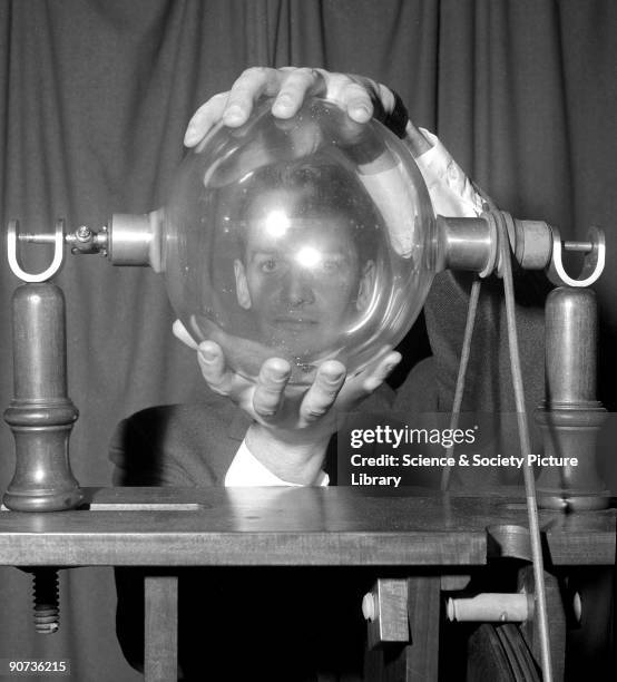 Demonstration using a reconstruction made in 1927 of Hauksbee�s electrostatic machine. In about 1705 Francis Hauksbee built a machine for producing...