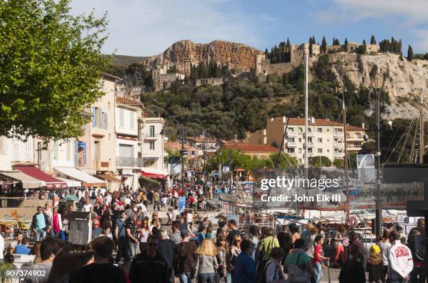 cassis harbor quays street scene with people - cassis fotografías e imágenes de stock