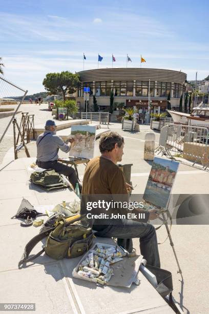 people painting at cassis harbor - straßenmaler stock-fotos und bilder