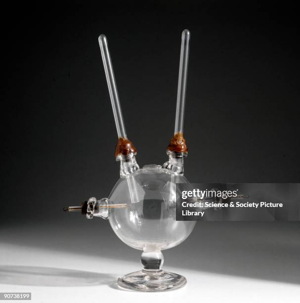 Reconstruction made in 1931. The original object is part of the Royal Institution Collection. During electrolysis, electric current was passed...