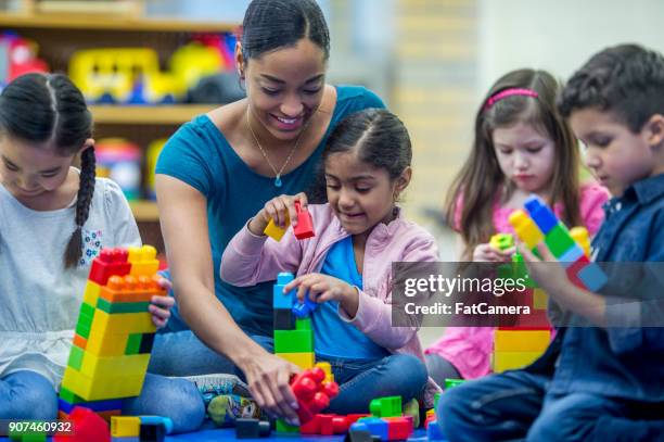 teacher's helpende hand - assistente stockfoto's en -beelden