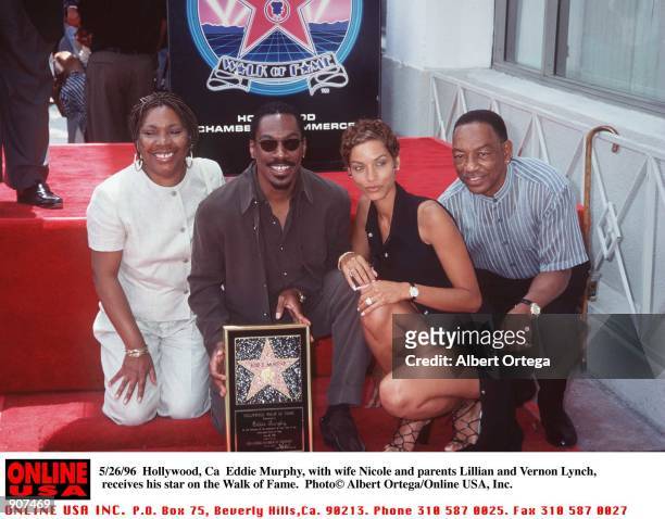 Hollwood, Ca Eddie Murphy, with wife Nicole and parents Lillian and Vernon Lynch