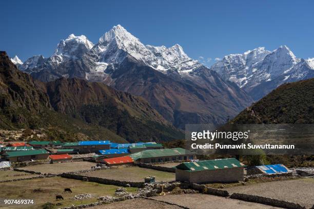 thame village and himalaya mountains, everest region, nepal - kangtega foto e immagini stock