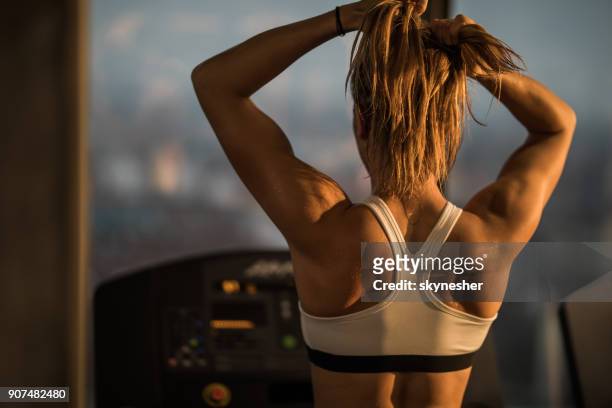 運動婦女在健身房訓練前的馬尾辮的背面。 - strong hair 個照片及圖片檔