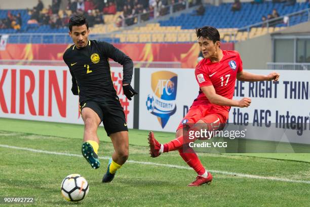 Cho Jae-Wan of South Korea and Matthew Davies of Malaysia compete for the ball during the AFC U-23 Championship quarter-final match between South...