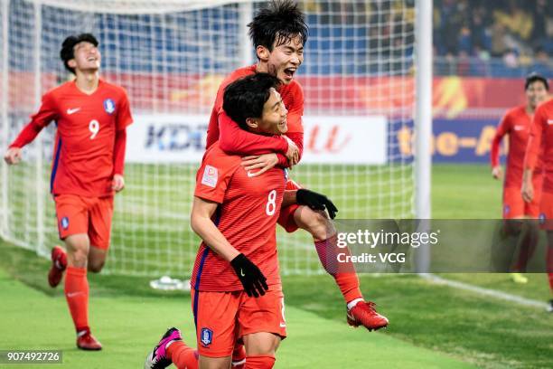 Han Seung-Gyu of South Korea celebrates a point with team mates during the AFC U-23 Championship quarter-final match between South Korea and Malaysia...