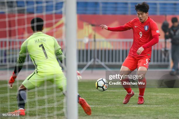 Lee Keun Ho of South Korea controls the ball during AFC U23 Championship Quarter-final between South Korea and Malaysia at Kunshan Sports Center on...