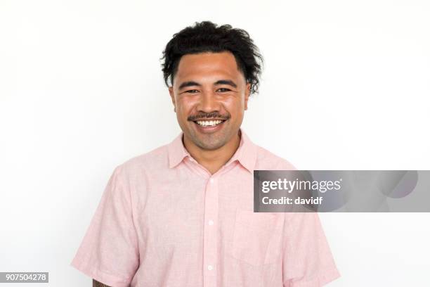 retrato sobre fondo blanco de un hombre maori de nueva zelanda - maorí fotografías e imágenes de stock