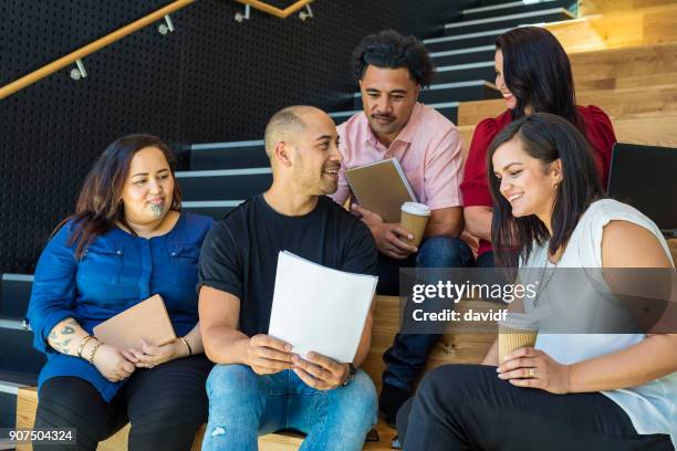 groupe mixte de race de gens d’affaires ayant une réunion décontractée - maori photos et images de collection