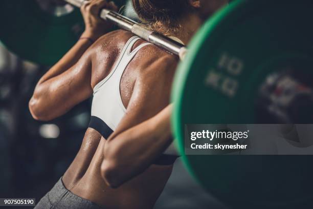 mulher suada irreconhecível fazendo exercícios traseiros com barra. - sutiã para esportes - fotografias e filmes do acervo