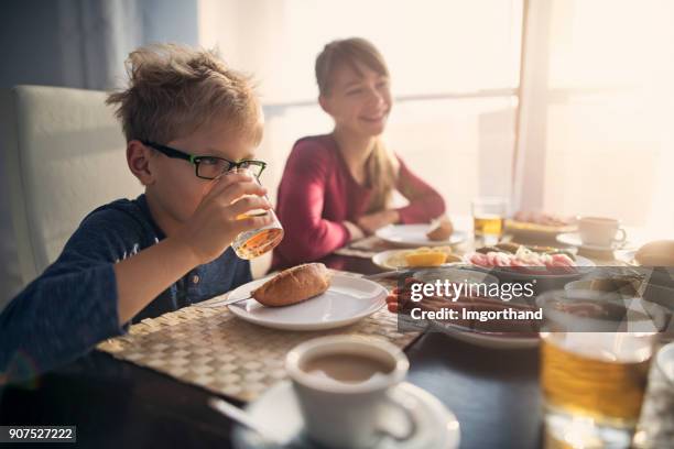 兄と妹の晴れた朝に朝食を楽しんで