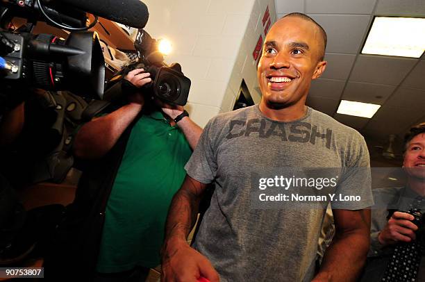 Philadelphia Flyers goalie Ray Emery meets for the first time former boxing champion Joe Frazier at Emory's Flyers training camp locker at the Skate...