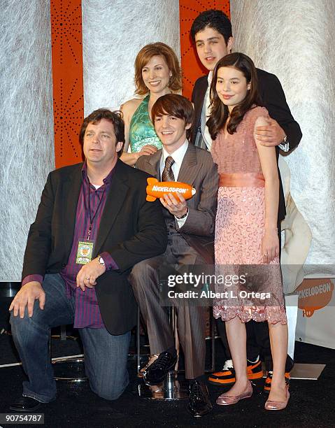 Jonathan Goldstein, Nancy Sullivan, Drake Bell, Josh Peck and Miranda Cosgrove, winners of Favorite Television Show for "Drake & Josh"