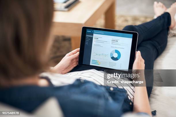downtime gedaan in het tijdperk van de app - inzoomen stockfoto's en -beelden