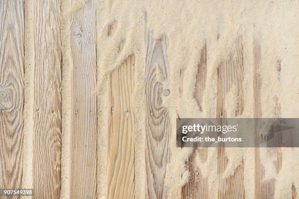 high angle view of boardwalk with sand - holzsteg stock-fotos und bilder