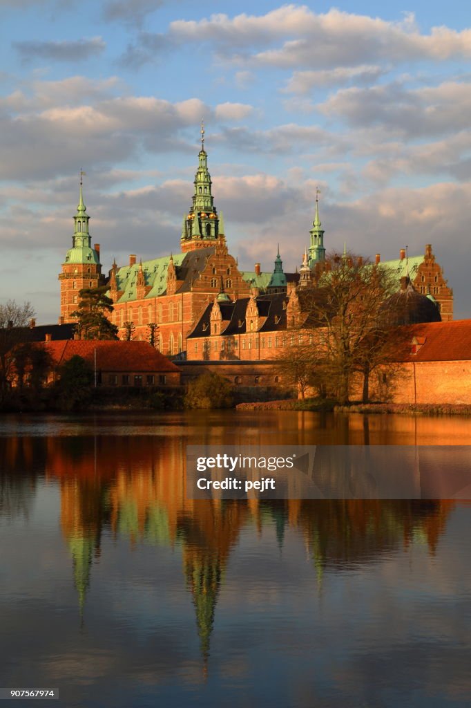 Frederiksborg renaissance kasteel, Hillerød Denemarken bij zonsondergang