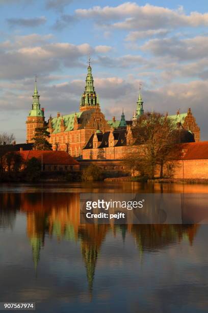 frederiksborg renaissance castle, hillerød denmark at sunset - pejft imagens e fotografias de stock