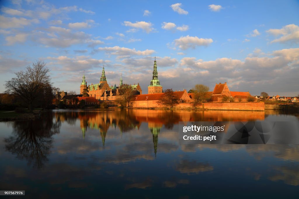 Renascentista Castelo de Frederiksborg, Hillerød Dinamarca ao pôr do sol