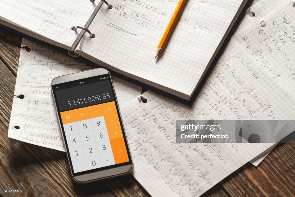 Mathematische Gleichungen in einem Notizbuch geschrieben.