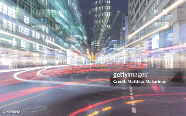 modern creative zoom rush hour night street szene in berlin with traffic lights - makarinus photos et images de collection