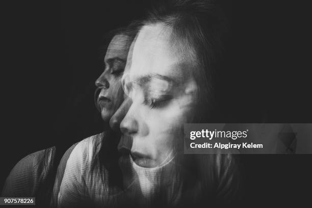 movimiento de la luz. retrato mujer hermosa - double exposure woman fotografías e imágenes de stock