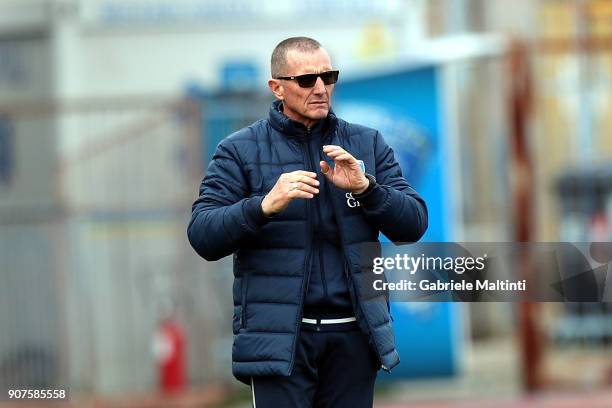 Aurelio Andreazzoli manager of Empoli FC shouts instructions to his players during the serie B match between Empoli FC and Ternana Calcio at Stadio...
