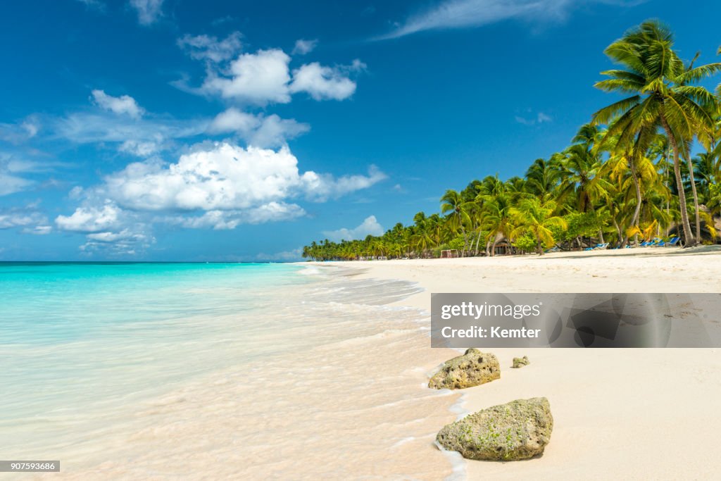 Hermosa playa en el mar Caribe y el cielo azul con algunas nubes